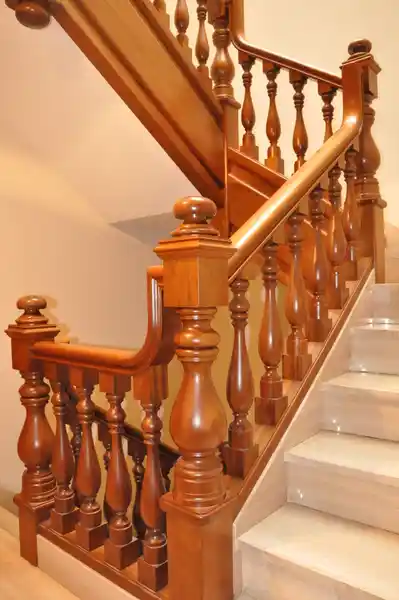 Barandilla de madera clásica con balaustre torneado