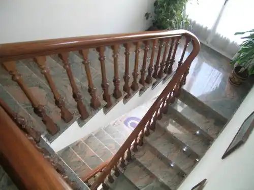 Barandilla de madera barnizada