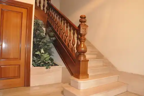 Imponente barandilla de madera clásica con pilastra tallada artesanalmente