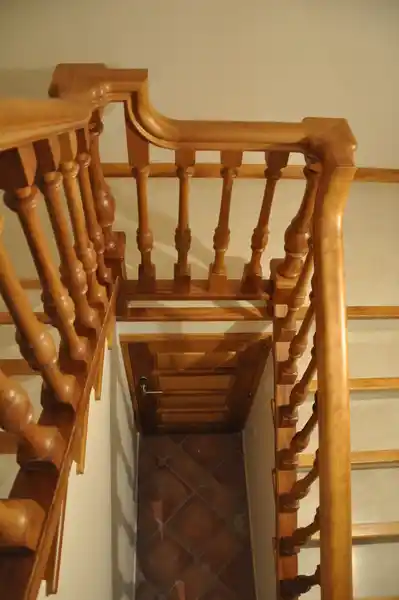 Barandilla de madera suspendida estilo clásico