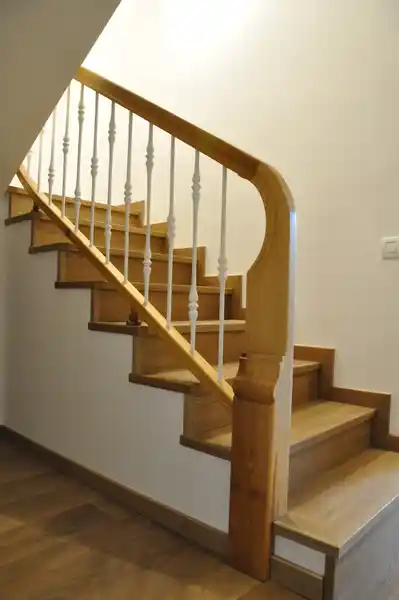 Barandilla de madera y forja lacada