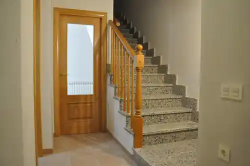 Barandilla de madera con balaustre sobre peldaño