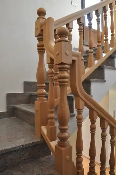 Barandilla clásica de roble a medida 