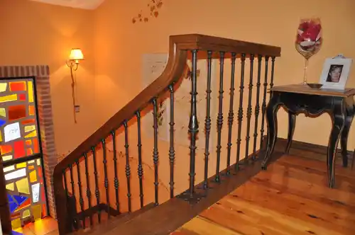 Barandilla de madera con forja rústica