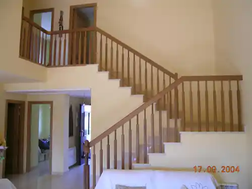 Barandilla de madera moderna y minimalista