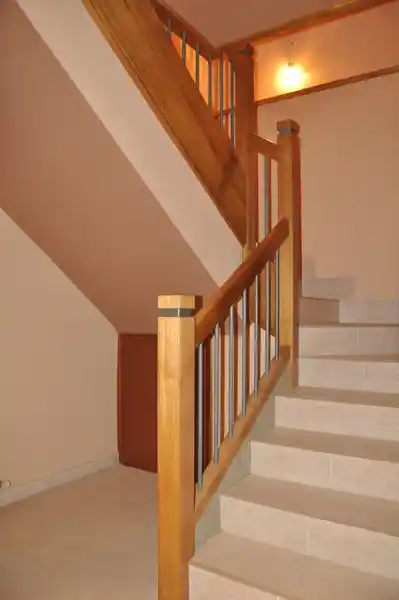 Barandilla de madera con balaustre de acero inoxidable