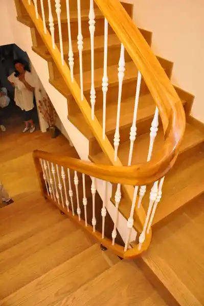 Barandilla de madera y forja lacada