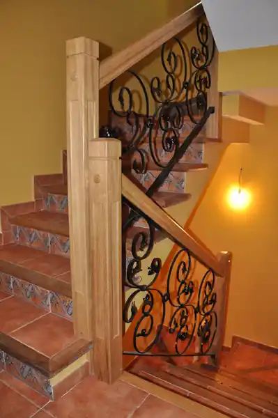 Barandilla de madera con forja artística