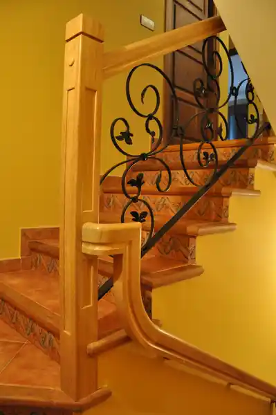Barandilla de madera con forja artística