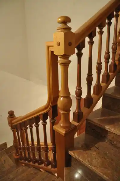 Barandilla de madera con balaustre torneado