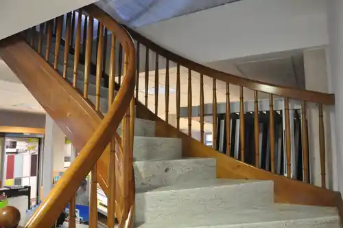 Barandilla de madera de torneado ligero