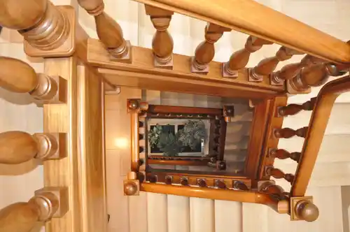 Vista barandilla de madera varias plantas