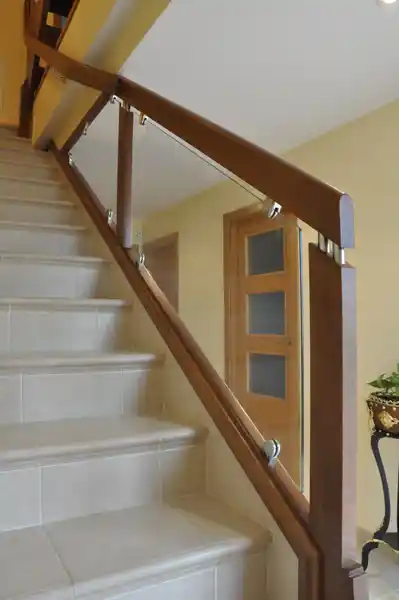 Barandilla de madera con cristal