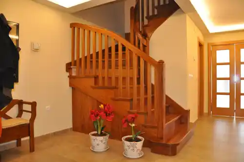 Escalera madera barnizada