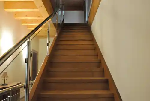 Escalera madera con barandilla en acero inoxidable y cristal