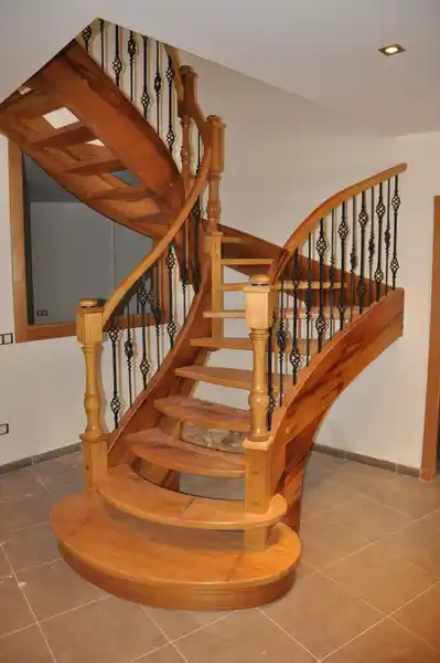 Escalera madera con barandilla en forja