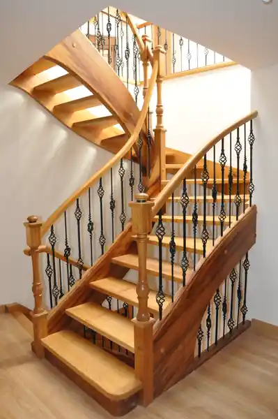 Escalera madera con barandilla en forja