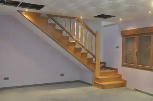 Escalera madera moderna con balaustres en acero inoxidable