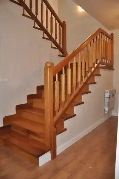 Escalera madera con balaustre moderno