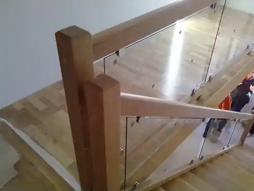 Escalera madera con barandilla de cristal