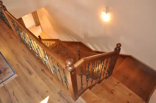 Escalera madera con barandilla de forja