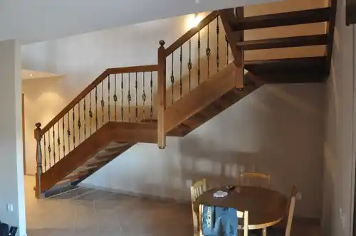 Escalera madera con barandilla de forja