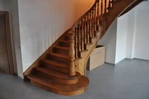 Escalera madera con pasamanos curvo
