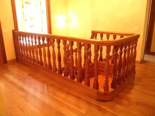 Escalera madera clásica con balaustre torneado