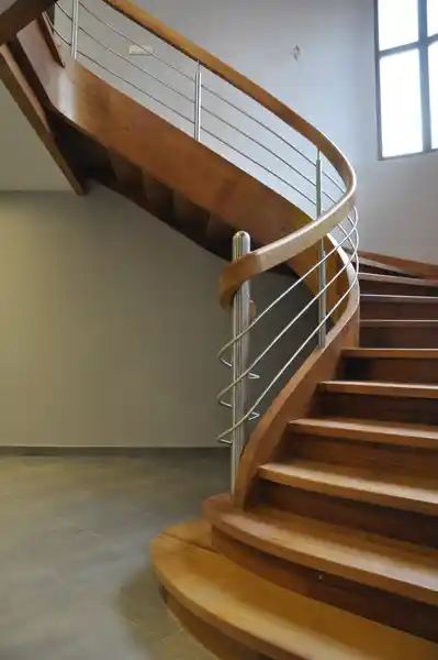 Escalera madera con barandilla de acero inoxidable