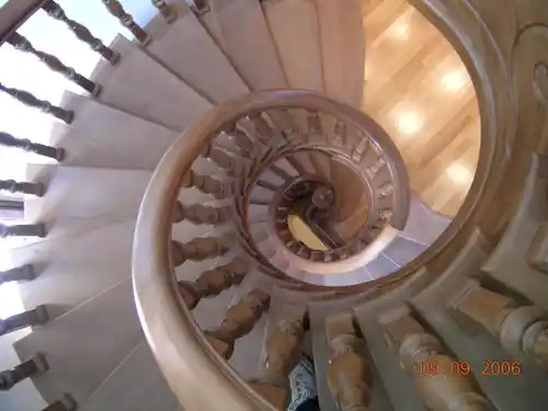 Escalera madera clásica de palacio helicoidal