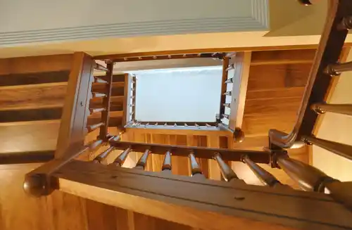 Escalera de madera varias plantas