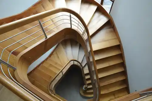 Escalera madera con barandilla de acero inoxidable