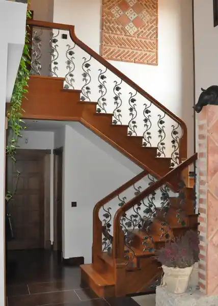 Escalera madera con barandilla de forja