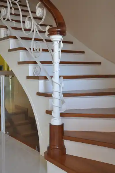 Escalera madera forja lacada