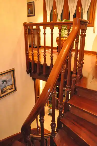 Escalera madera clasica helicoidal