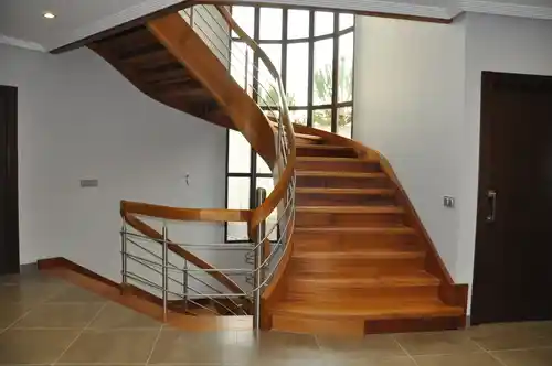 Escalera madera con barandilla de acero inoxidable