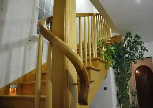 Escalera madera con pasamanos curvo
