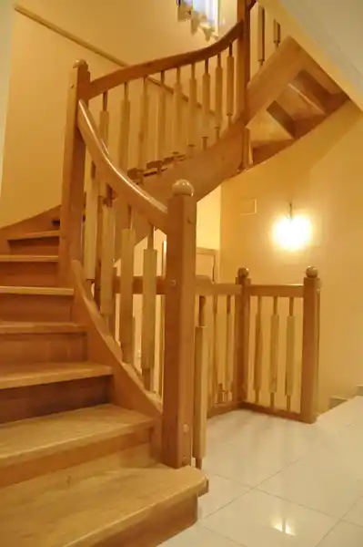 Escalera madera estilo moderno